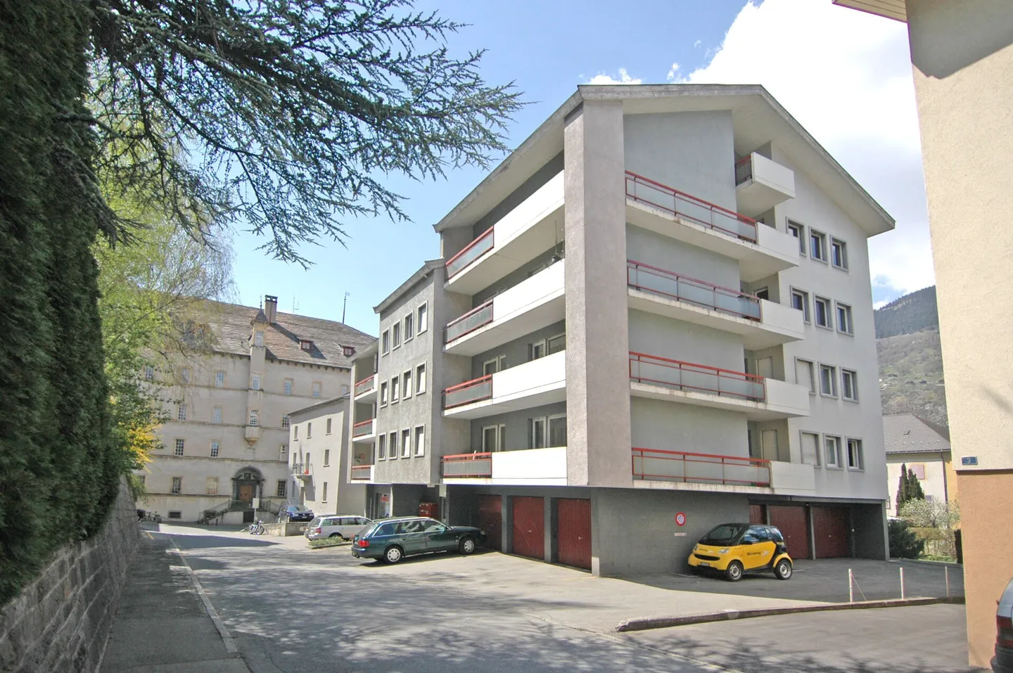 Central garage with parking space in front - Photo 1 of 1