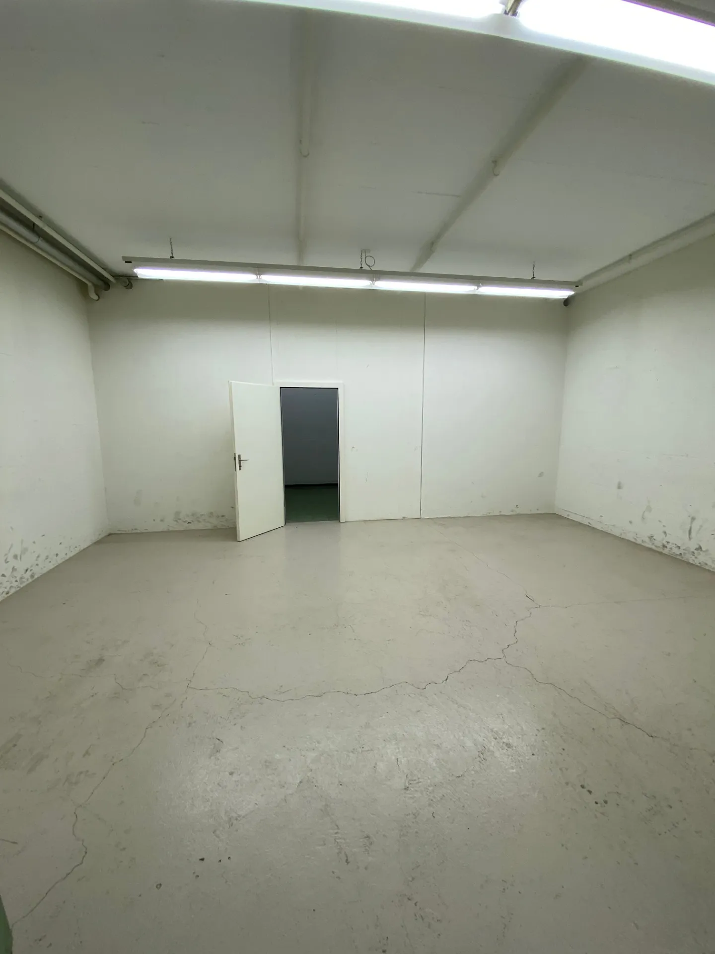 Locaux de stockage dans un abri avec monte-charge à louer - Photo 5 sur 7