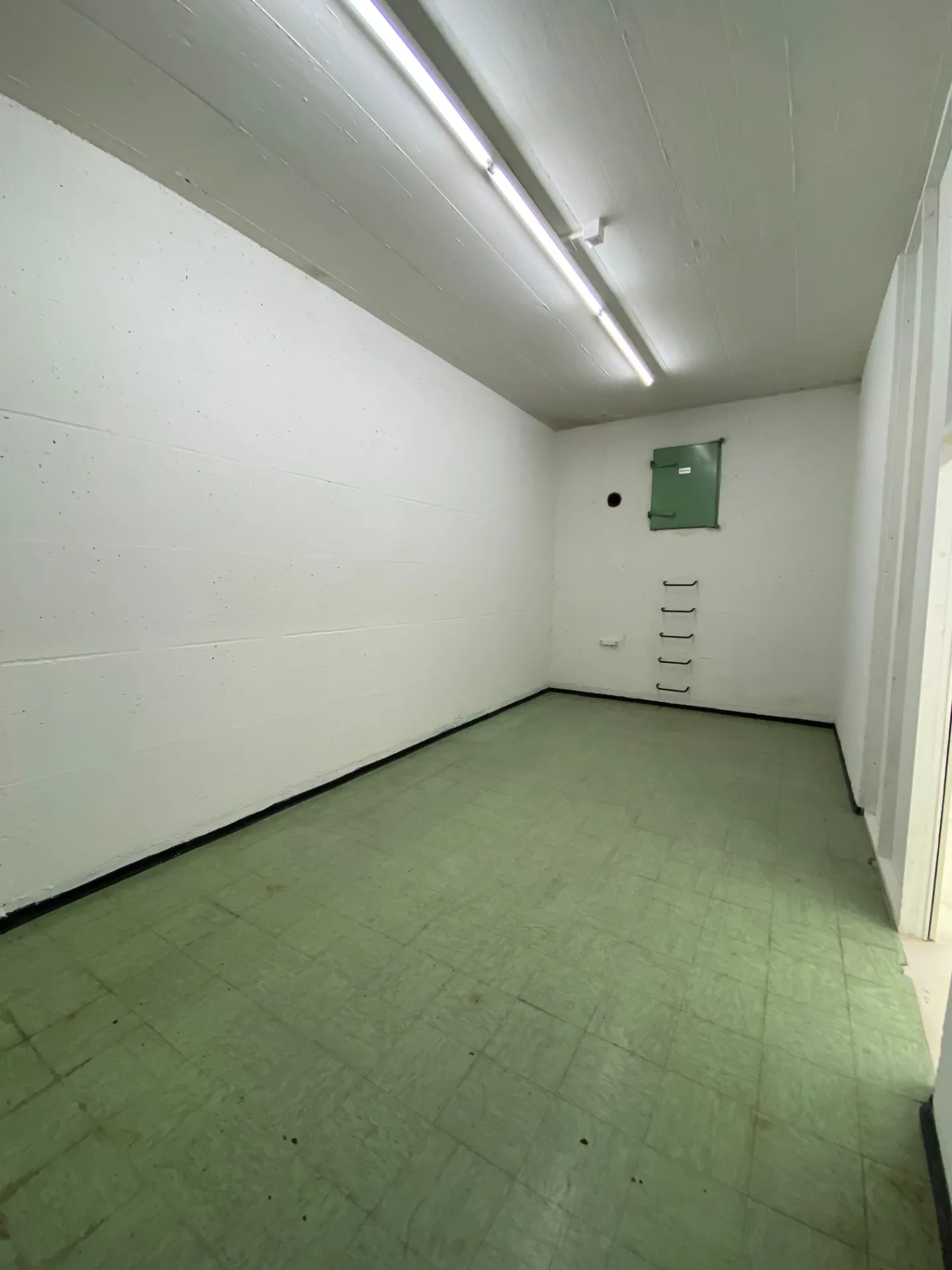 Locaux de stockage dans un abri avec monte-charge à louer - Photo 6 sur 7