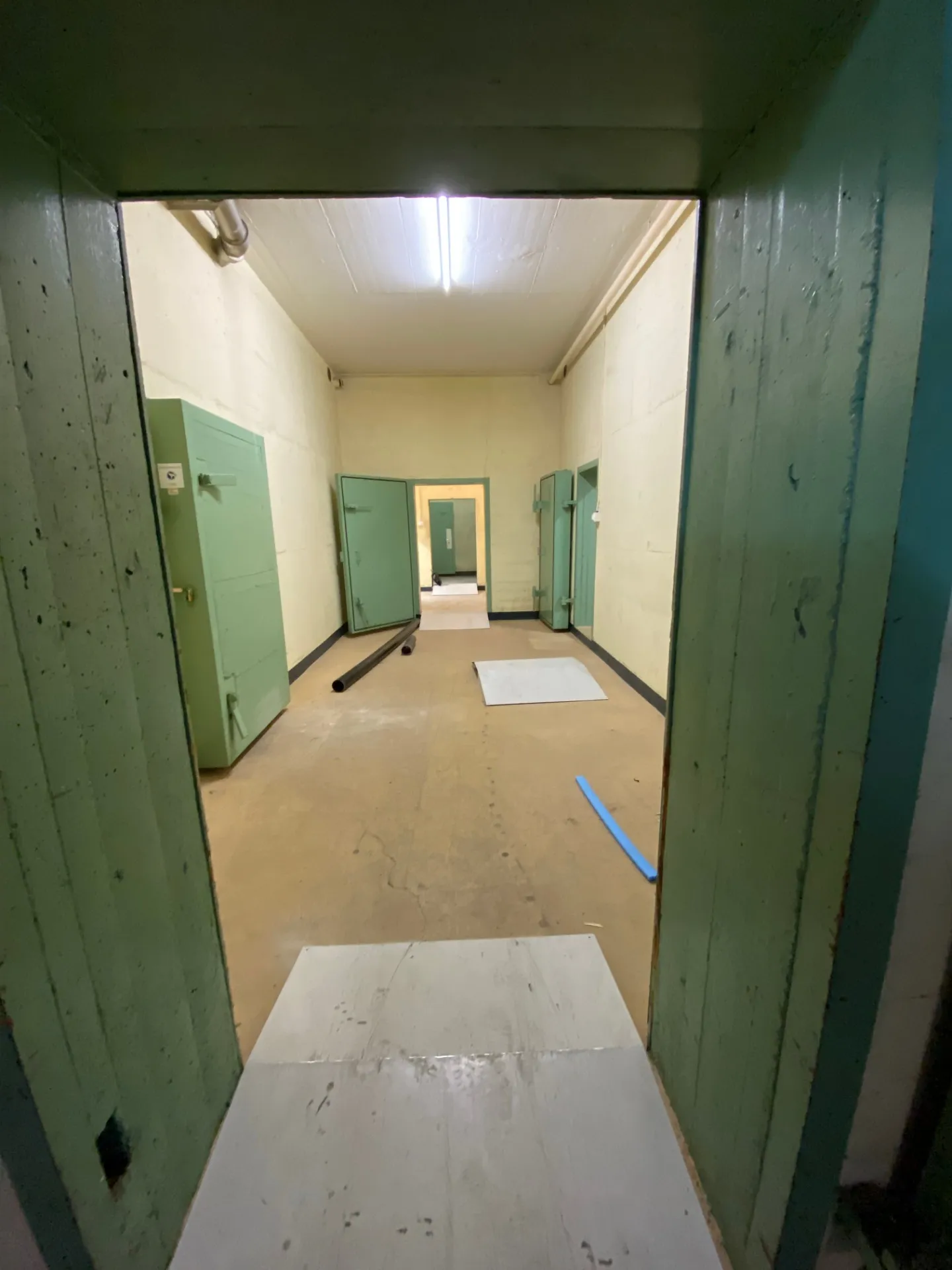 Locaux de stockage dans un abri avec monte-charge à louer - Photo 3 sur 7