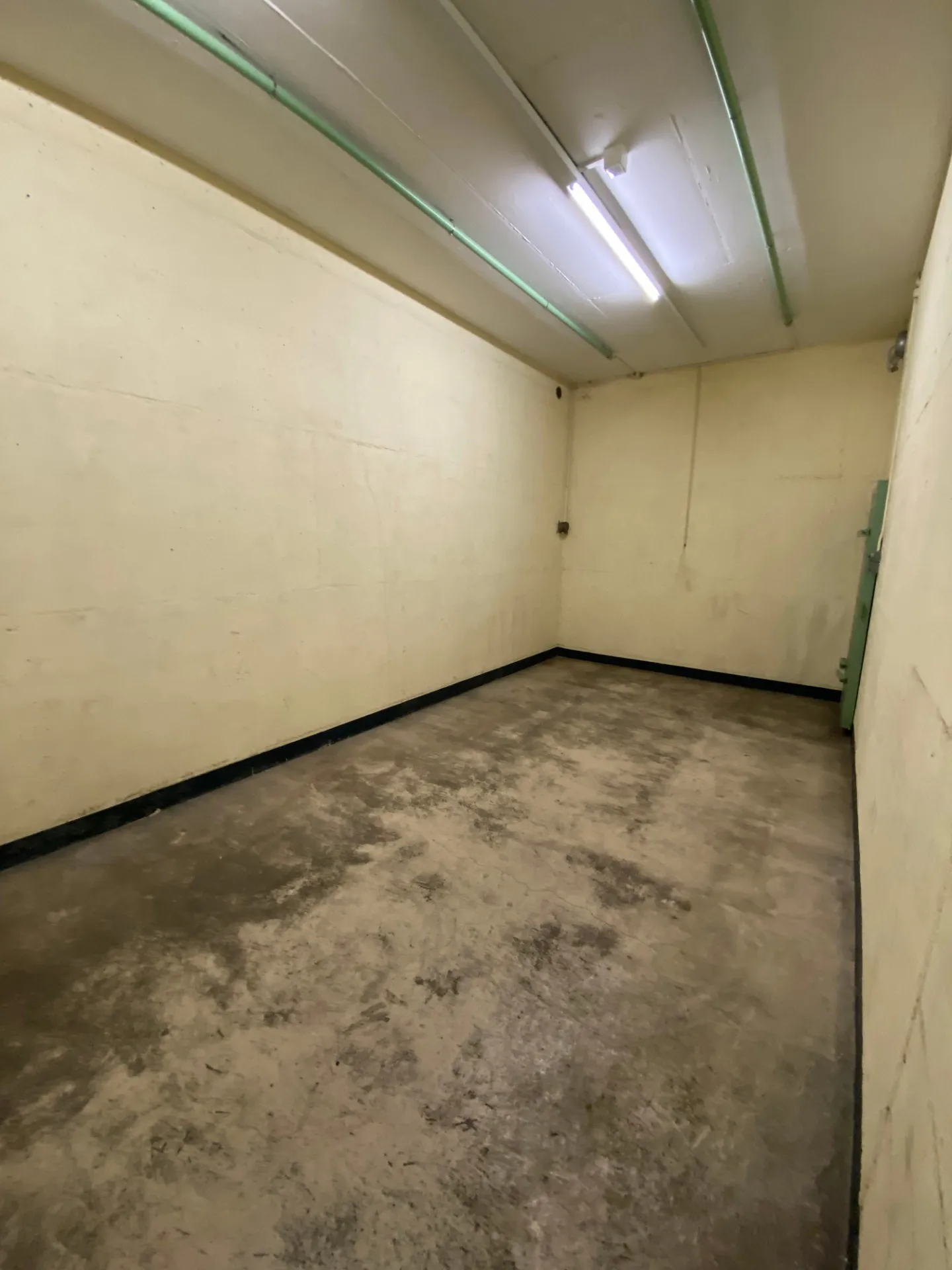 Locaux de stockage dans un abri avec monte-charge à louer - Photo 7 sur 7