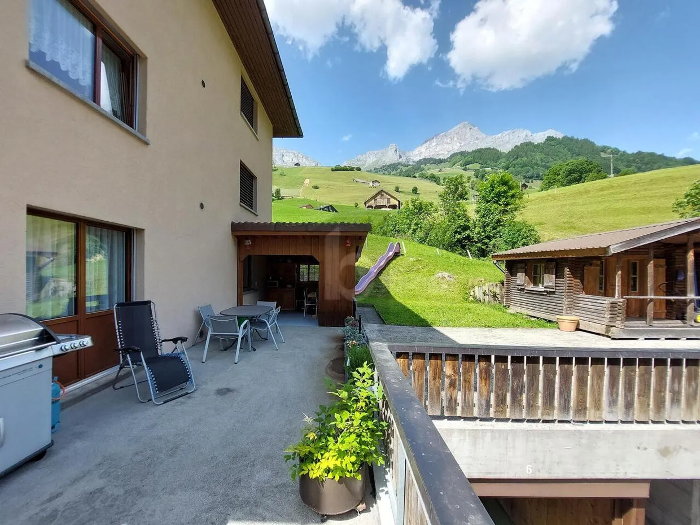 IDILLO MONTANO CON GRANDE BALCONE E CASA DA GIARDINO - Foto 1 di 6