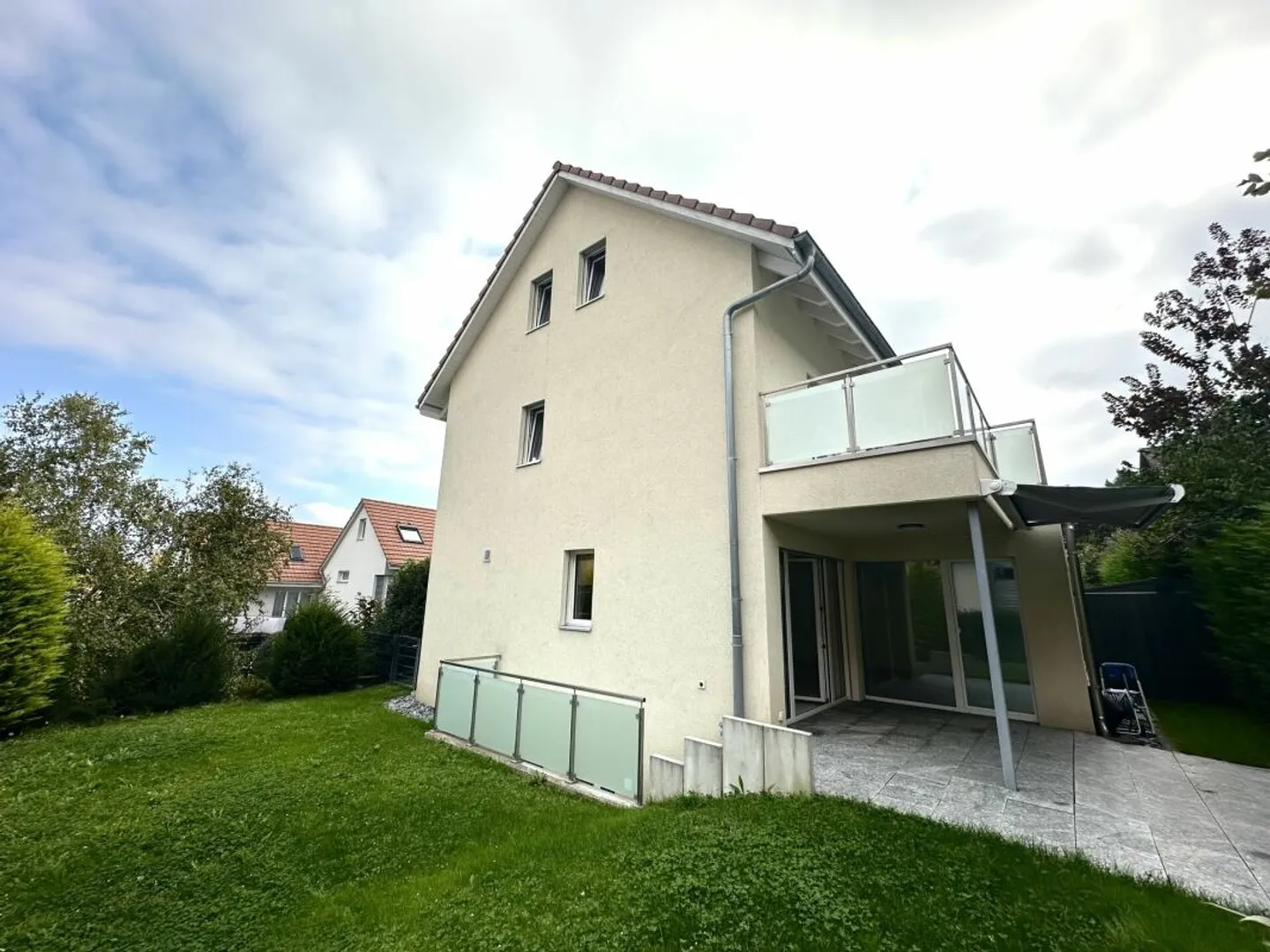 Casa bifamiliare con giardino! - Foto 1 di 17