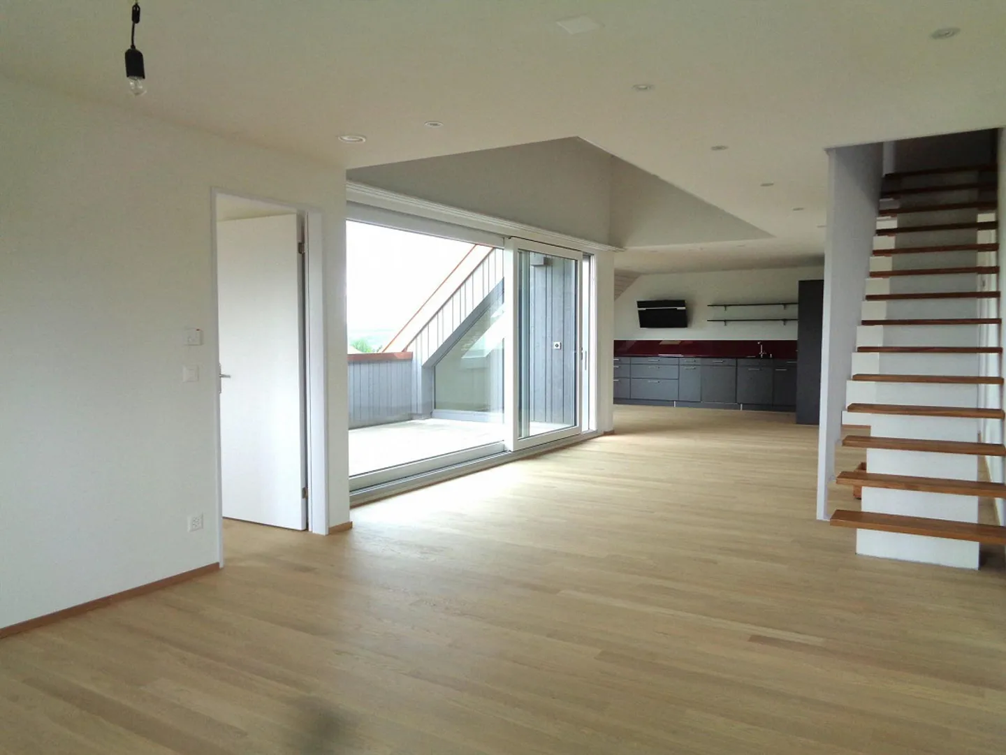 Grosszügige 5.5 Zimmer-Maisonettewohnung in Oberwil b. Nürensdorf - Foto 2 von 13