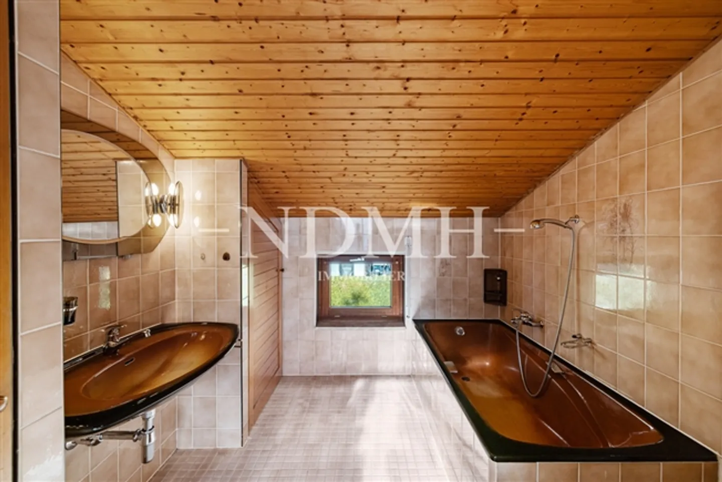 Stunning Detached Villa in an Extraordinary Setting - Photo 9 of 13