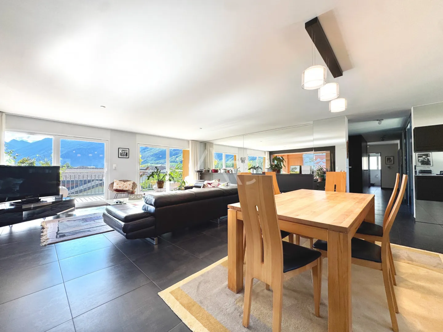 ATTIKAPARTMENT MIT AUSSERGEWÖHNLICHER AUSSTATTUNG UND DIREKTEM LIFT - CHÂTAIGNIER-VIERTEL IN FULLY - Foto 3 von 11