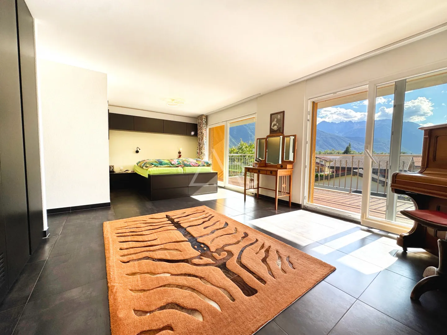 ATTIKAPARTMENT MIT AUSSERGEWÖHNLICHER AUSSTATTUNG UND DIREKTEM LIFT - CHÂTAIGNIER-VIERTEL IN FULLY - Foto 8 von 11