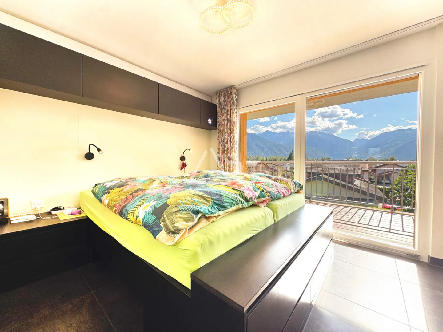 ATTIKAPARTMENT MIT AUSSERGEWÖHNLICHER AUSSTATTUNG UND DIREKTEM LIFT - CHÂTAIGNIER-VIERTEL IN FULLY - Foto 9 von 11