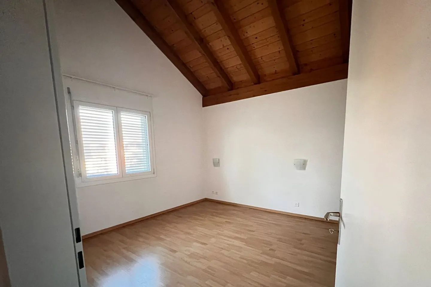 Helle und grosszügige 4.5-Zimmer-Galeriewohnung mit teilweise Seesicht in Sutz - Foto 6 di 13