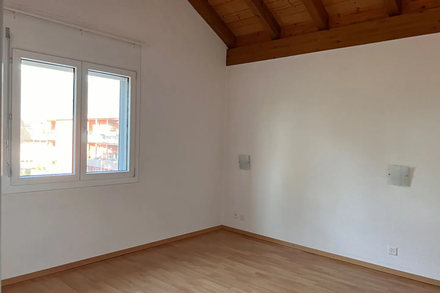 Helle und grosszügige 4.5-Zimmer-Galeriewohnung mit teilweise Seesicht in Sutz - Foto 7 di 13