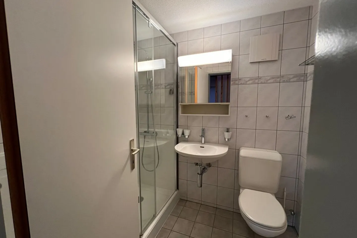 Helle und grosszügige 4.5-Zimmer-Galeriewohnung mit teilweise Seesicht in Sutz - Foto 8 di 13