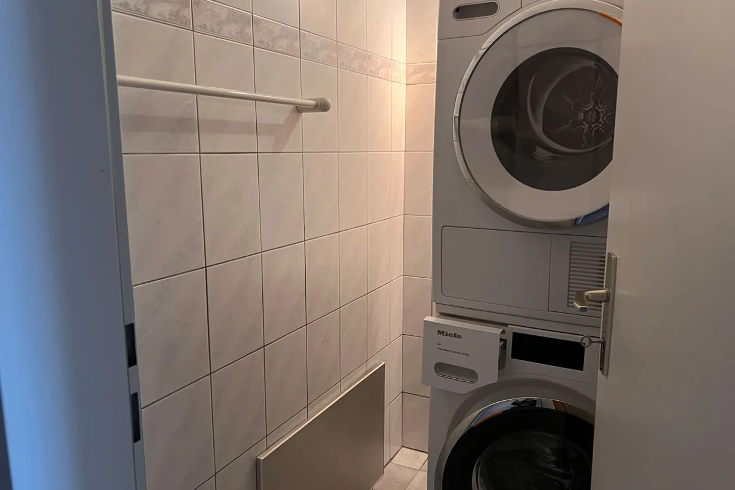 Helle und grosszügige 4.5-Zimmer-Galeriewohnung mit teilweise Seesicht in Sutz - Foto 9 di 13