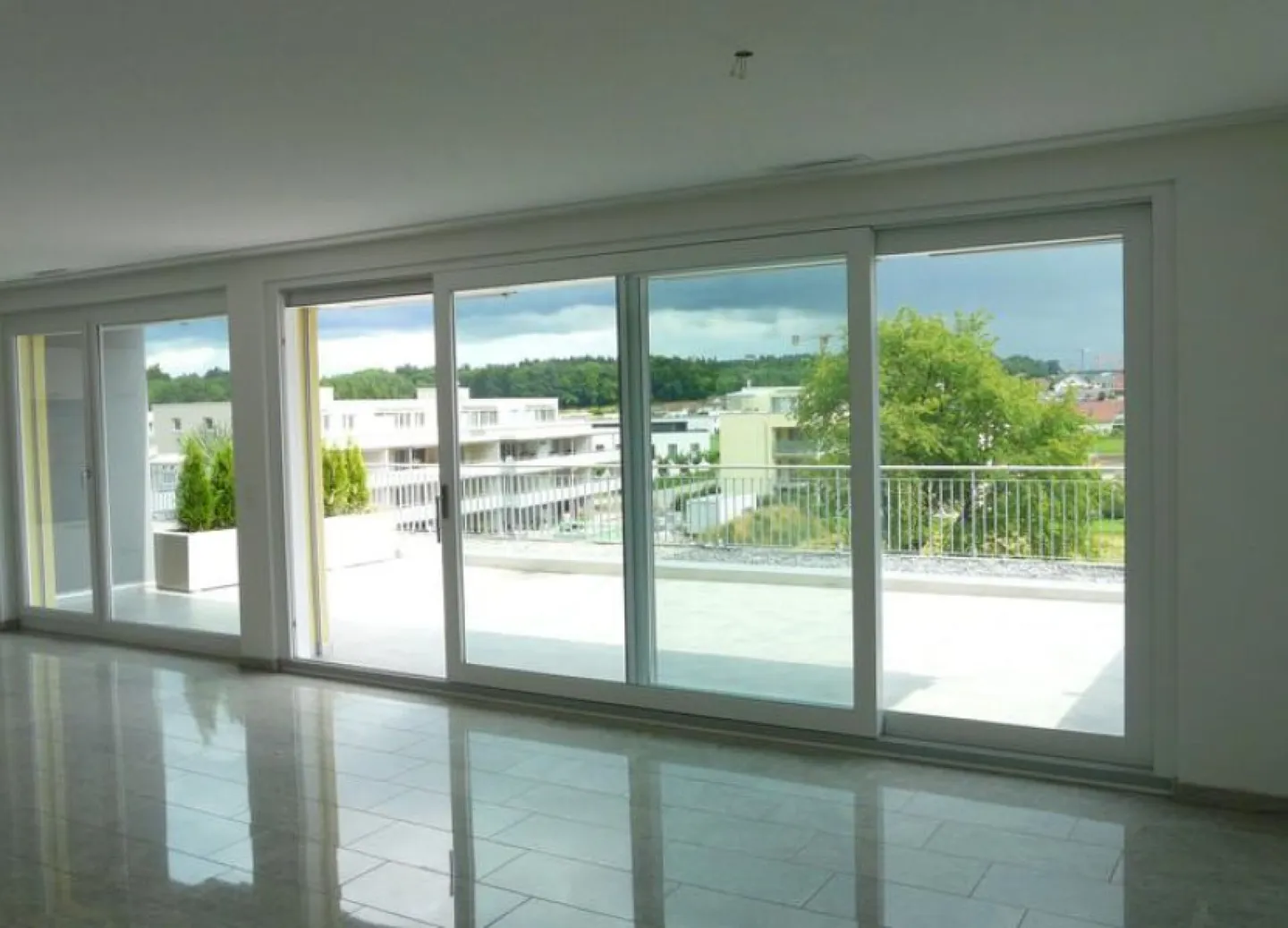 Exclusive 3.5-room penthouse apartment with large terrace (including underground parking space) - Photo 2 of 9