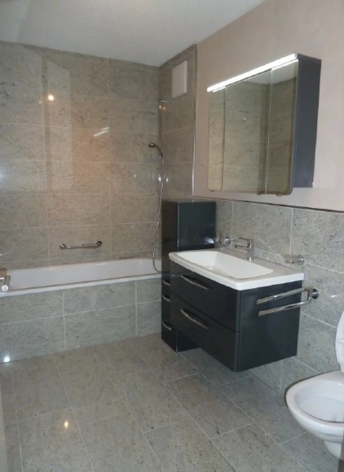 Exclusive 3.5-room penthouse apartment with large terrace (including underground parking space) - Photo 6 of 9