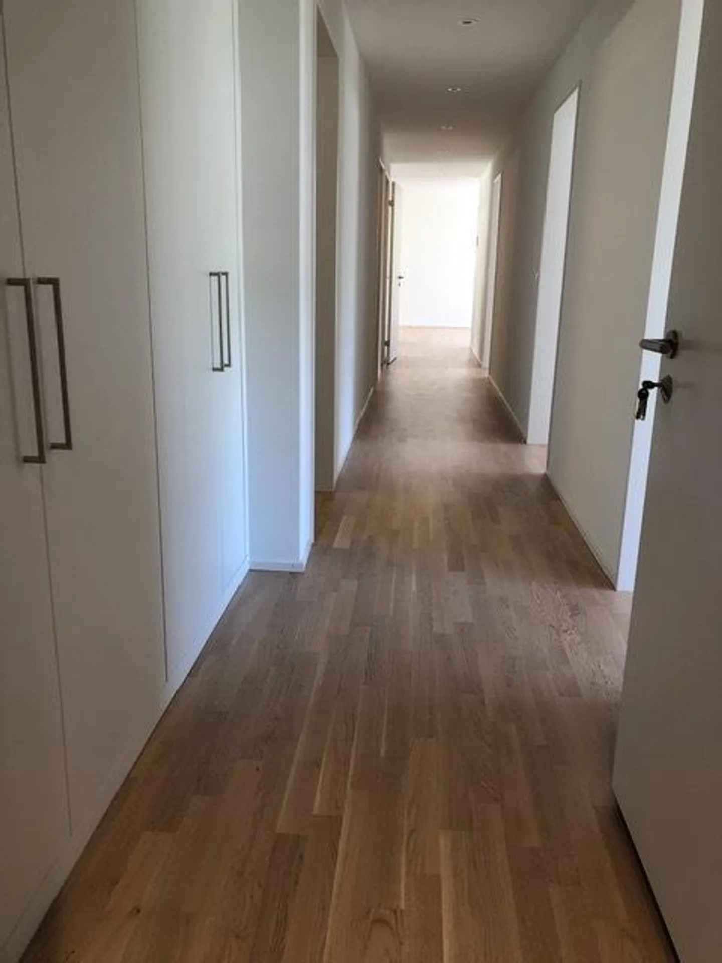 Appartamento spazioso e luminoso con balcone e 2 bagni - Foto 7 di 9
