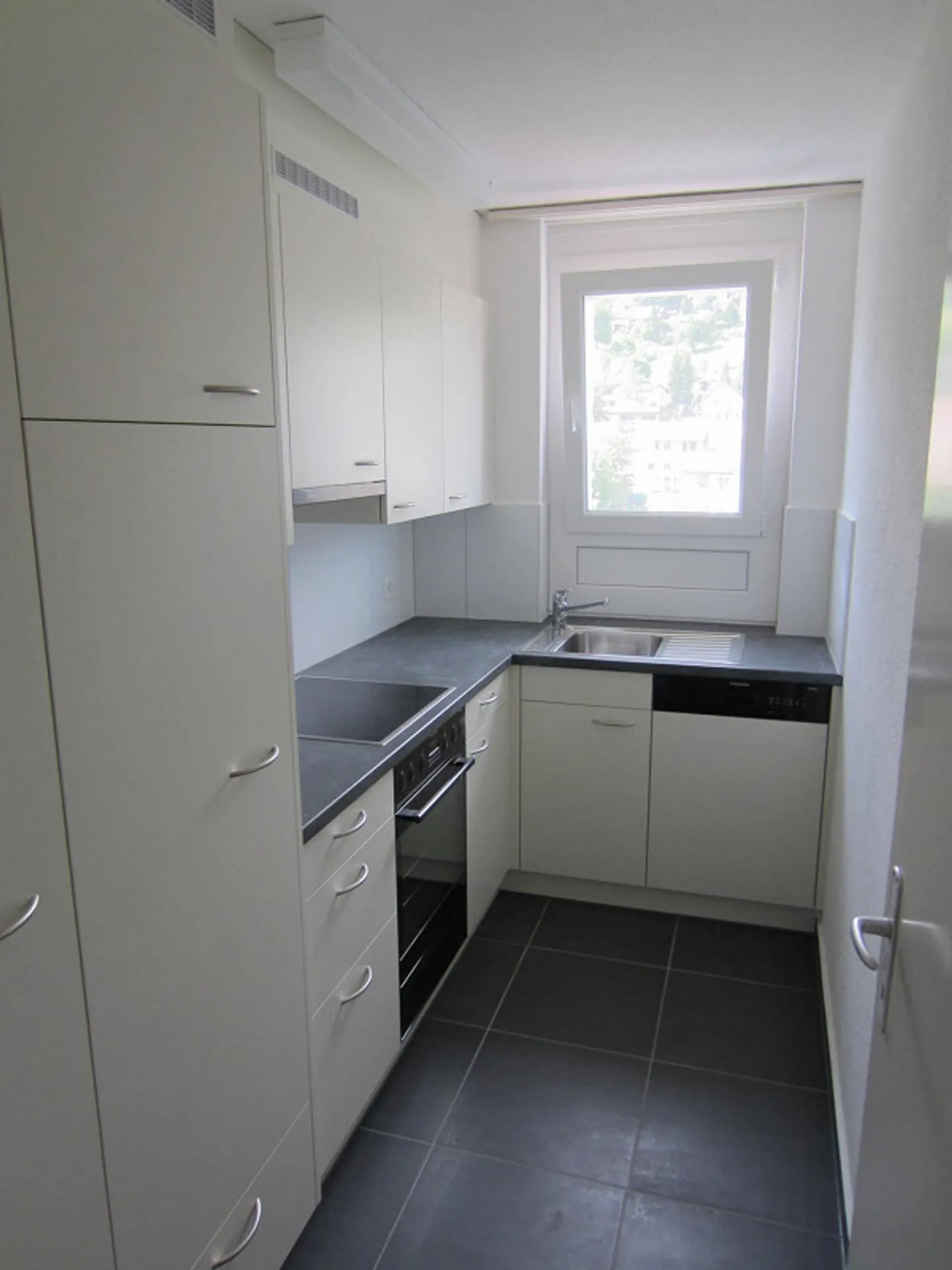 Belle appartement de 3,5 pièces au rez-de-chaussée à louer à partir du 01.07. - Photo 2 sur 6