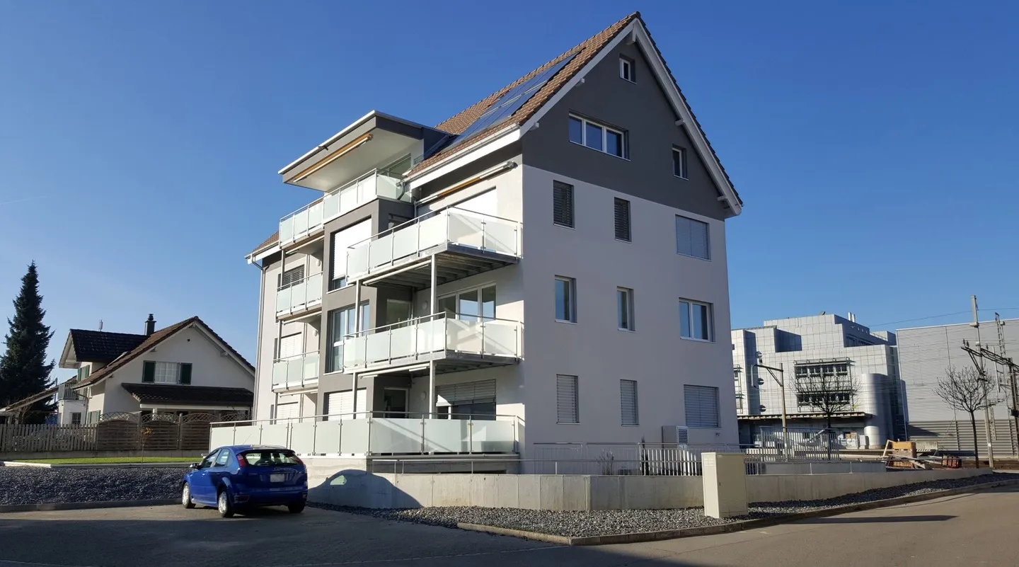 Appartement exclusif de 2,5 pièces avec tour de lavage privé et balcon - Photo 1 sur 6