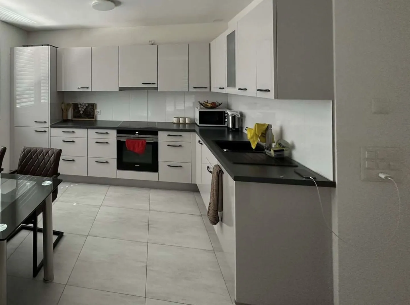 Appartement exclusif de 2,5 pièces avec tour de lavage privé et balcon - Photo 2 sur 6