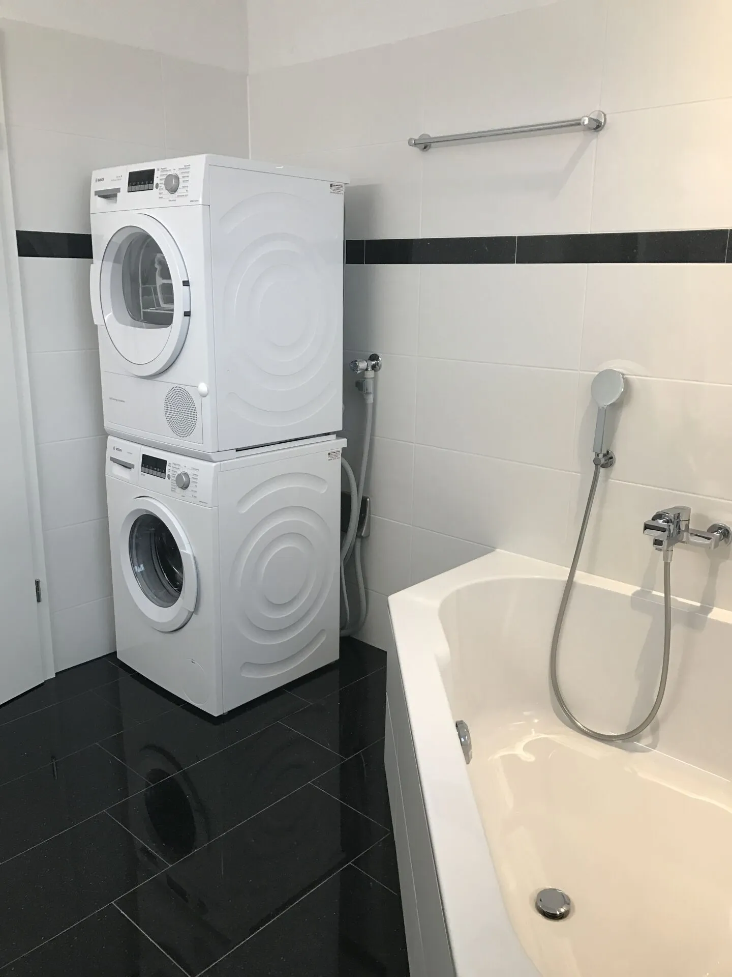 Appartement exclusif de 2,5 pièces avec tour de lavage privé et balcon - Photo 3 sur 6