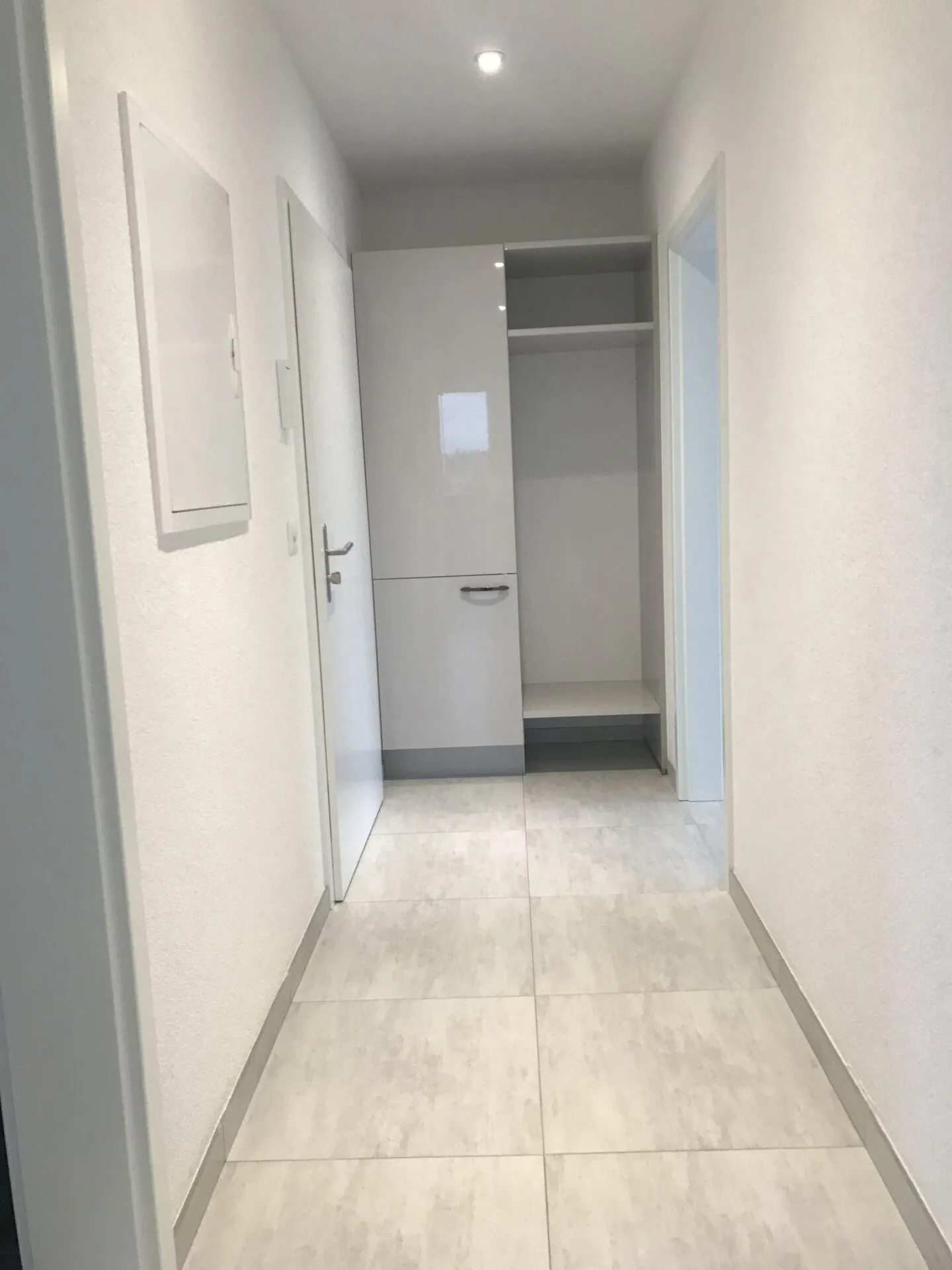 Appartement exclusif de 2,5 pièces avec tour de lavage privé et balcon - Photo 4 sur 6