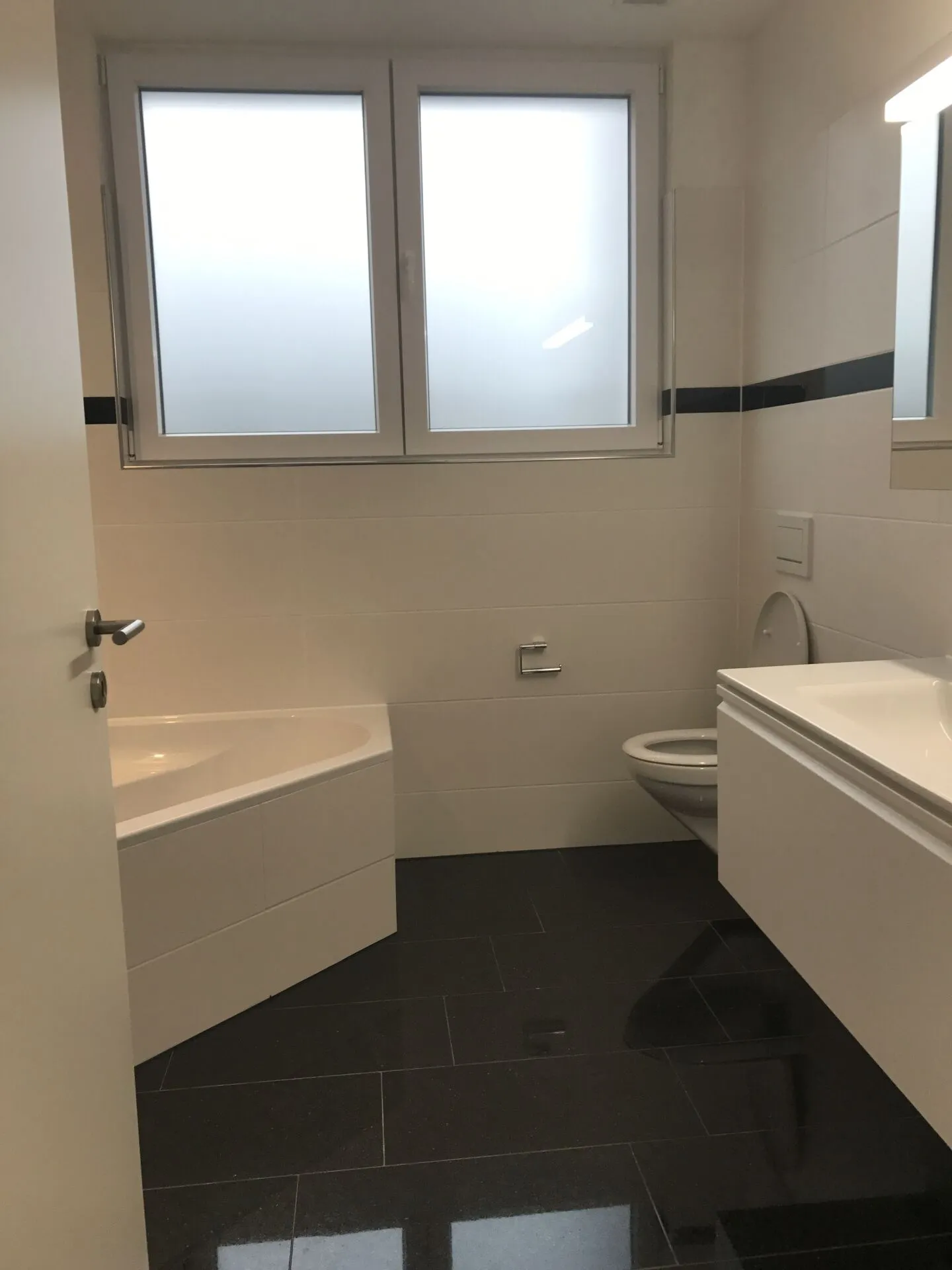 Appartement exclusif de 2,5 pièces avec tour de lavage privé et balcon - Photo 6 sur 6