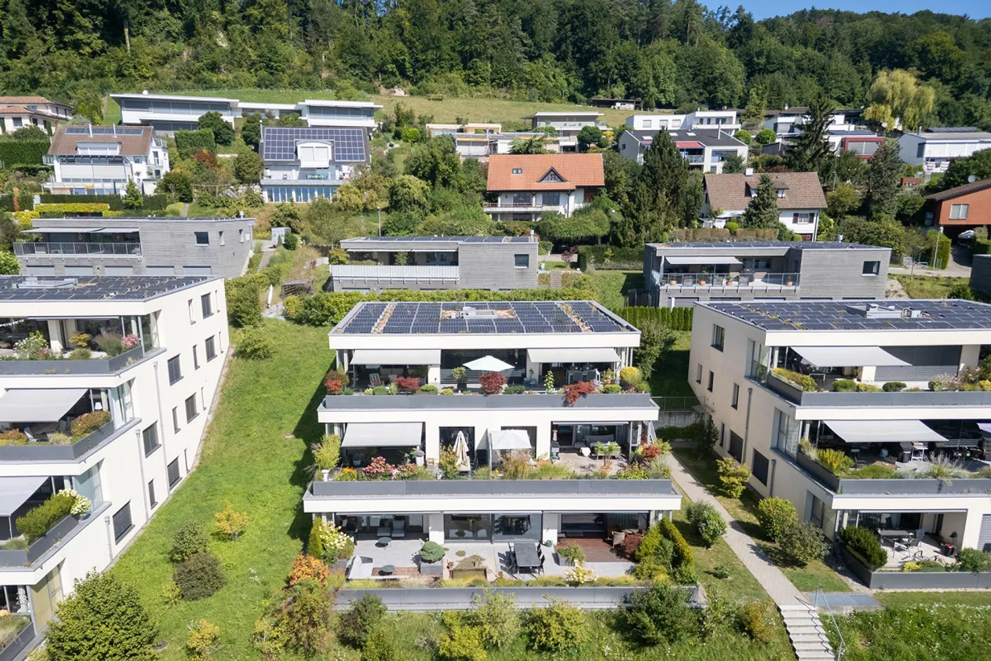 Elegante appartamento con terrazza e vista panoramica - Foto 3 di 18