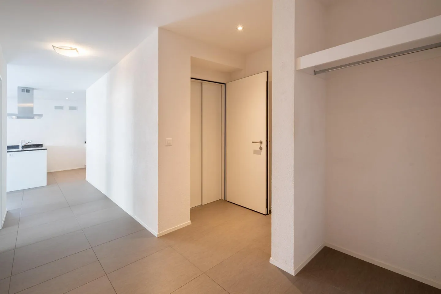 Elegante appartamento con terrazza e vista panoramica - Foto 4 di 18