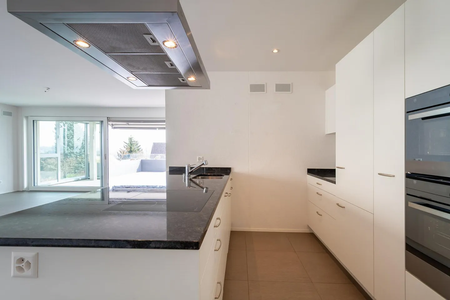 Elegante appartamento con terrazza e vista panoramica - Foto 5 di 18
