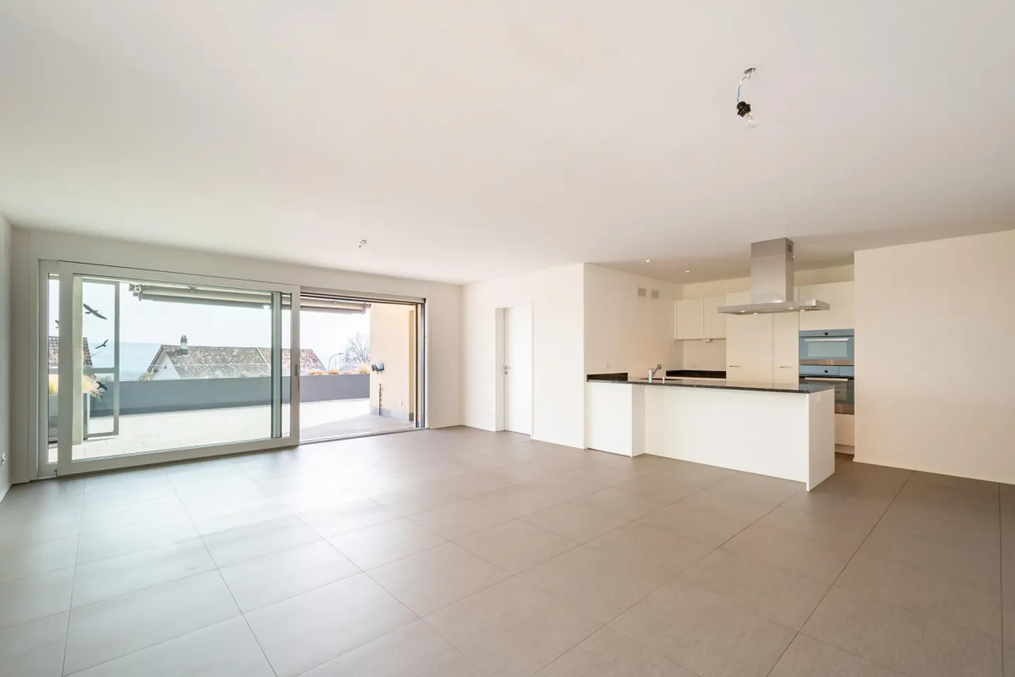 Elegante appartamento con terrazza e vista panoramica - Foto 6 di 18