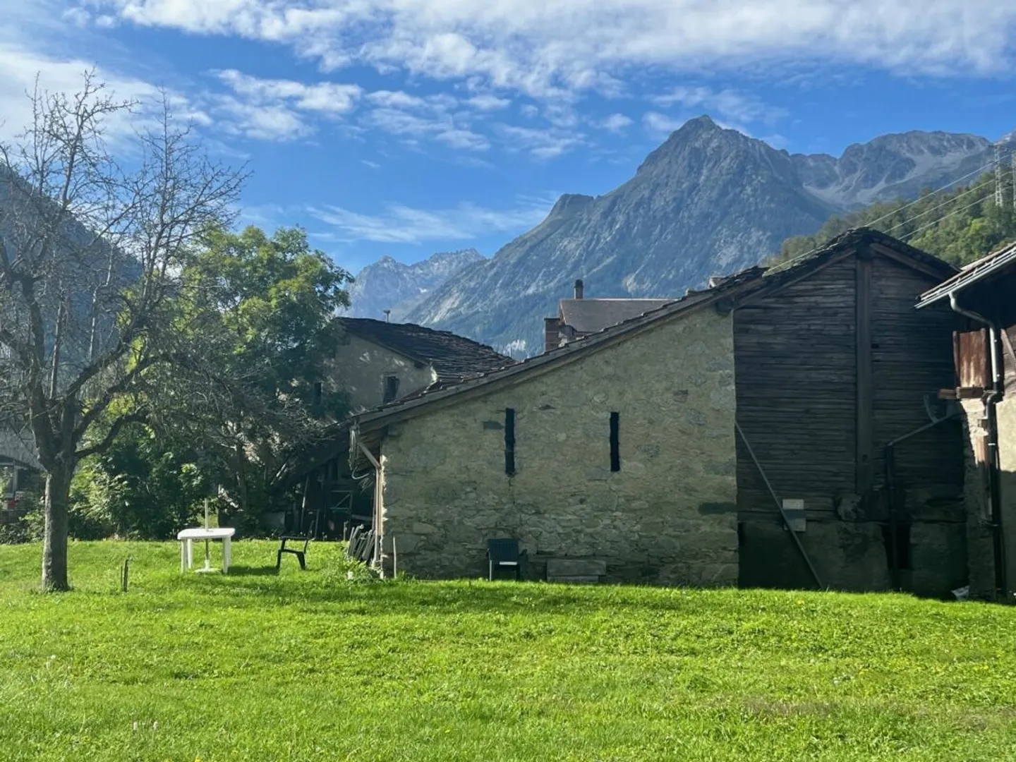 Im Herzen des Dorfes Orsières, Haus und Scheune zur Renovierung mit schöner Außenfläche - Foto 1 di 14
