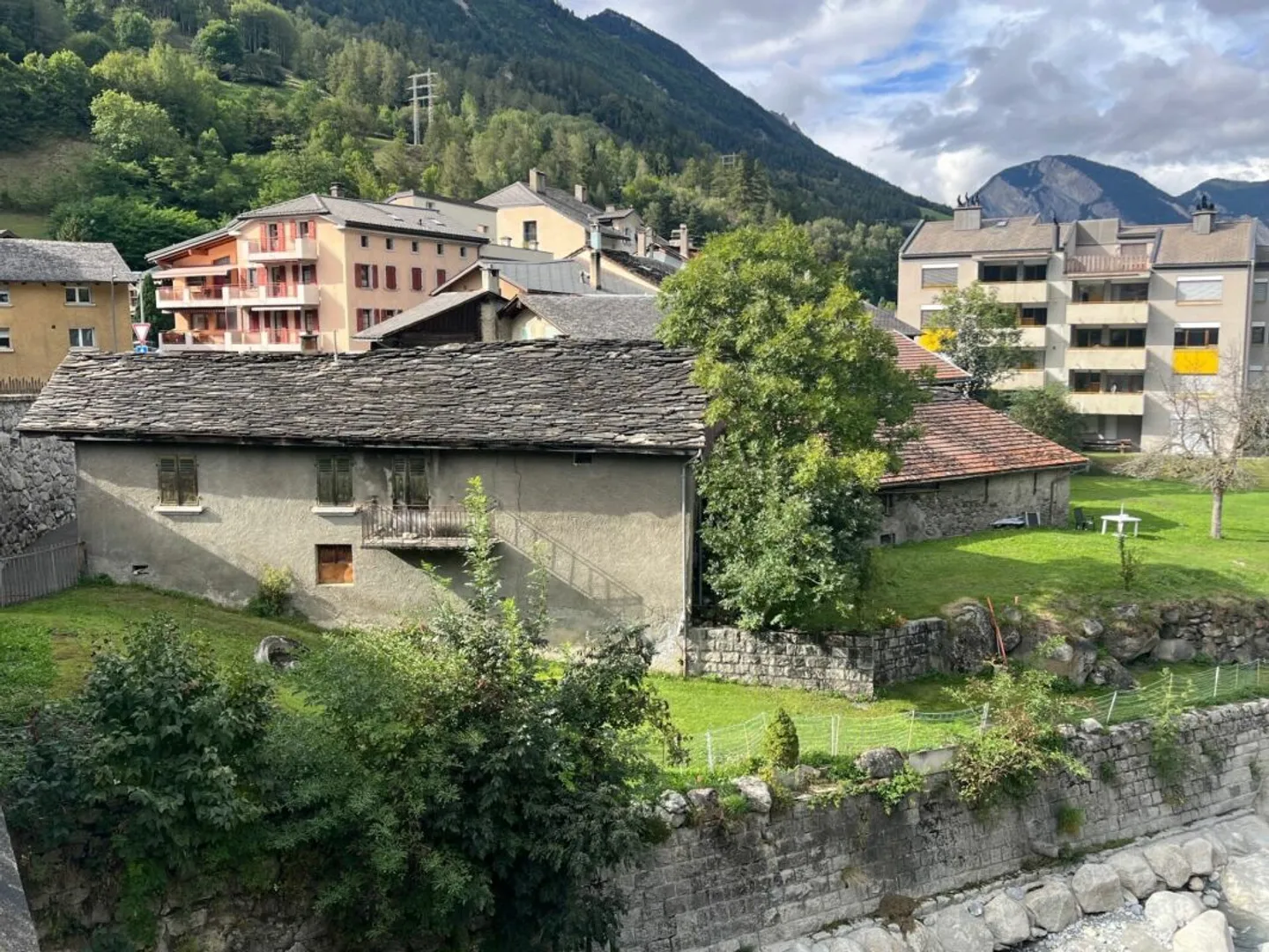 Im Herzen des Dorfes Orsières, Haus und Scheune zur Renovierung mit schöner Außenfläche - Foto 4 di 14