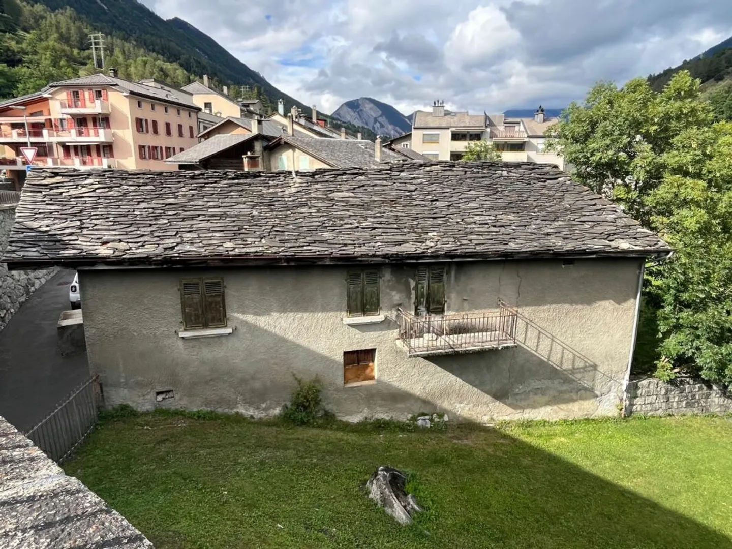 Im Herzen des Dorfes Orsières, Haus und Scheune zur Renovierung mit schöner Außenfläche - Foto 3 di 14