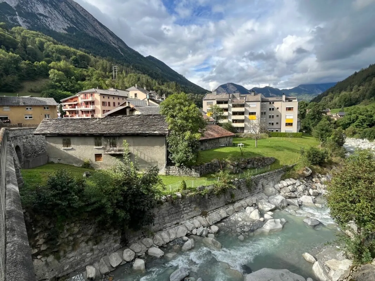 Im Herzen des Dorfes Orsières, Haus und Scheune zur Renovierung mit schöner Außenfläche - Foto 5 di 14