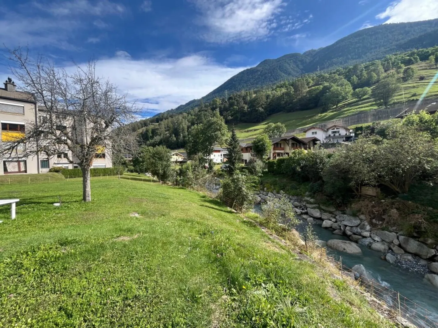 Im Herzen des Dorfes Orsières, Haus und Scheune zur Renovierung mit schöner Außenfläche - Foto 7 di 14