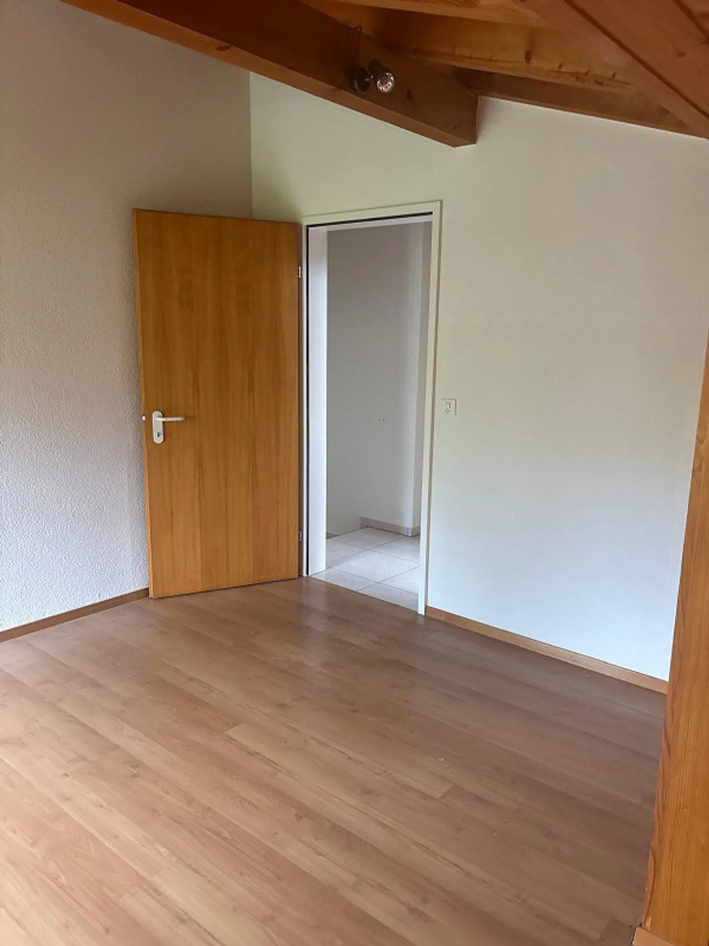 Freshly renovated 3.5 room apartment (half house) with lake view - Photo 8 of 12