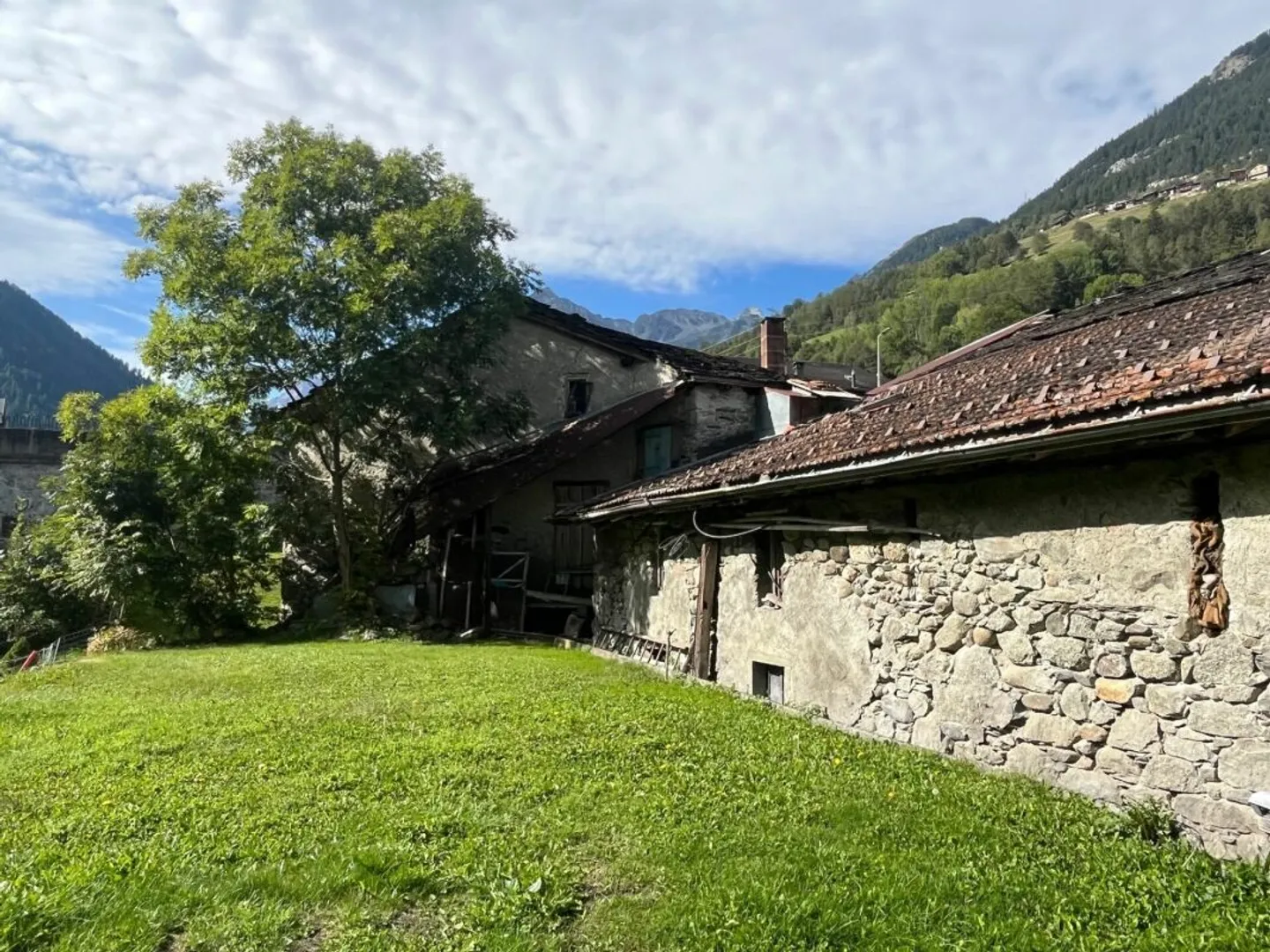 Im Herzen des Dorfes Orsières, Haus und Scheune zur Renovierung mit schöner Außenfläche - Foto 8 di 14