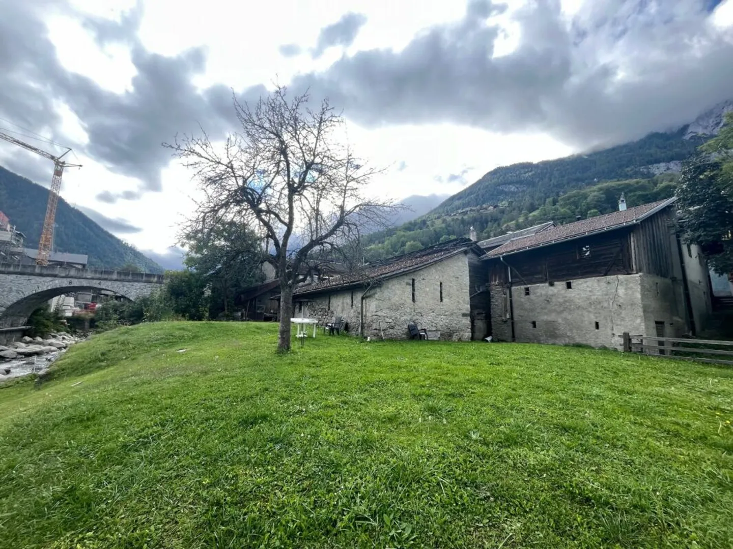 Im Herzen des Dorfes Orsières, Haus und Scheune zur Renovierung mit schöner Außenfläche - Foto 6 di 14
