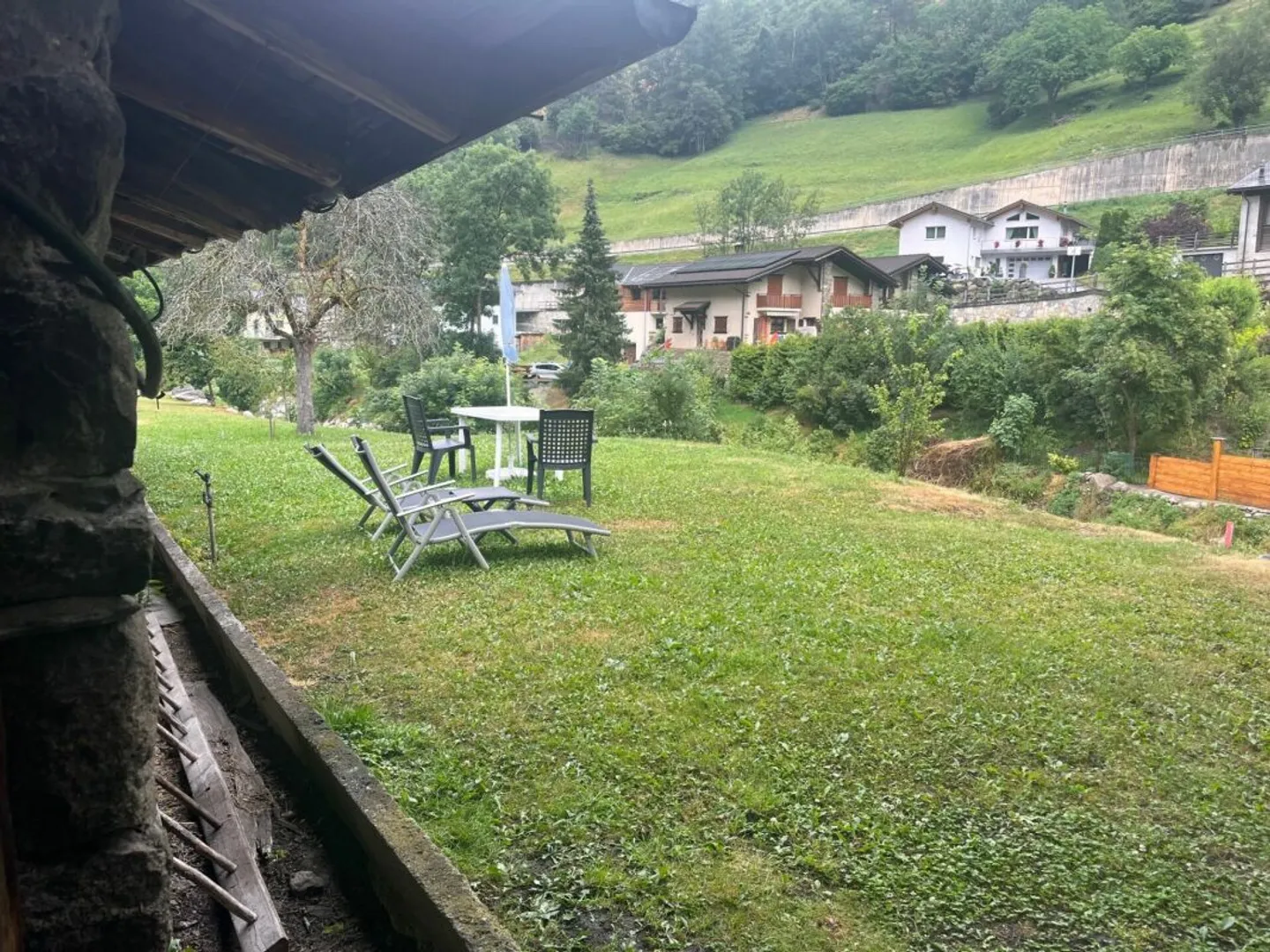 Im Herzen des Dorfes Orsières, Haus und Scheune zur Renovierung mit schöner Außenfläche - Foto 10 di 14