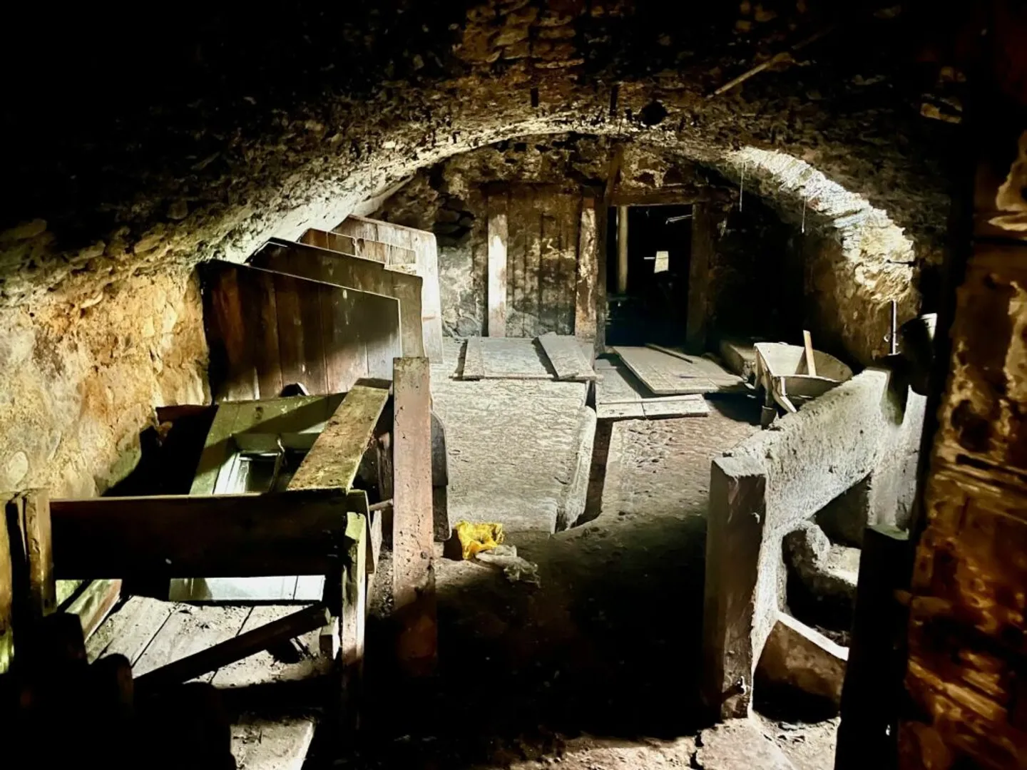 Im Herzen des Dorfes Orsières, Haus und Scheune zur Renovierung mit schöner Außenfläche - Foto 11 di 14