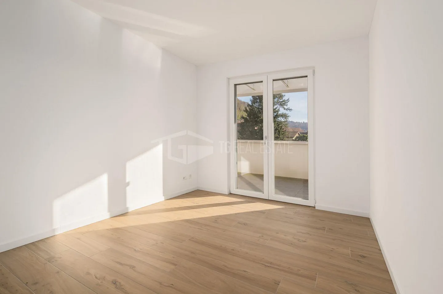 Charming 5.5-Room Villa with Garden - Photo 2 of 13