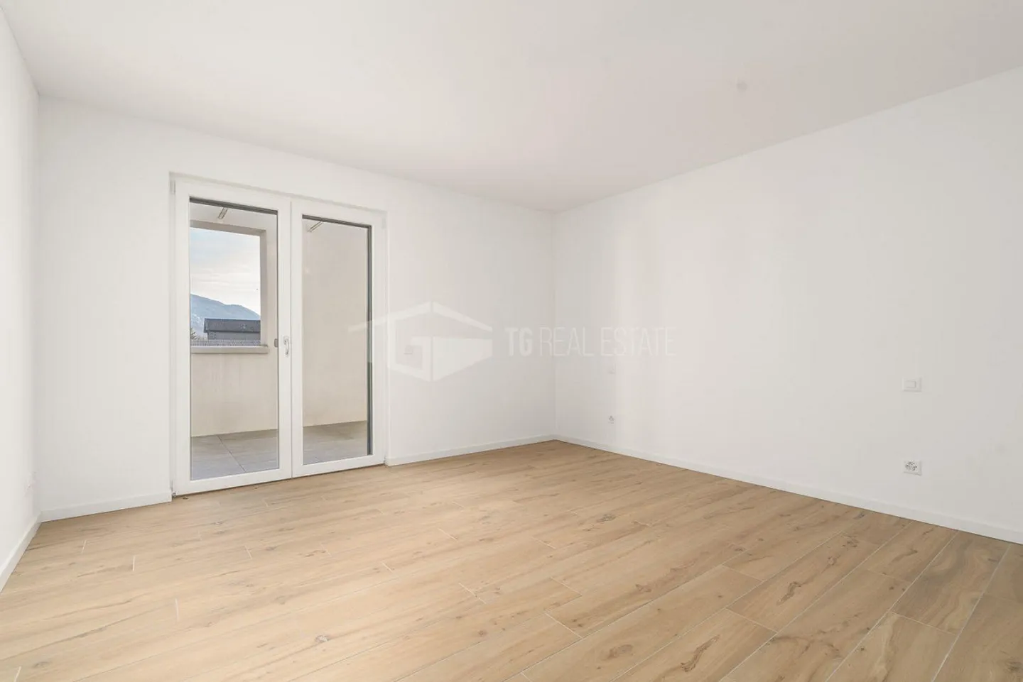 Charming 5.5-Room Villa with Garden - Photo 3 of 13