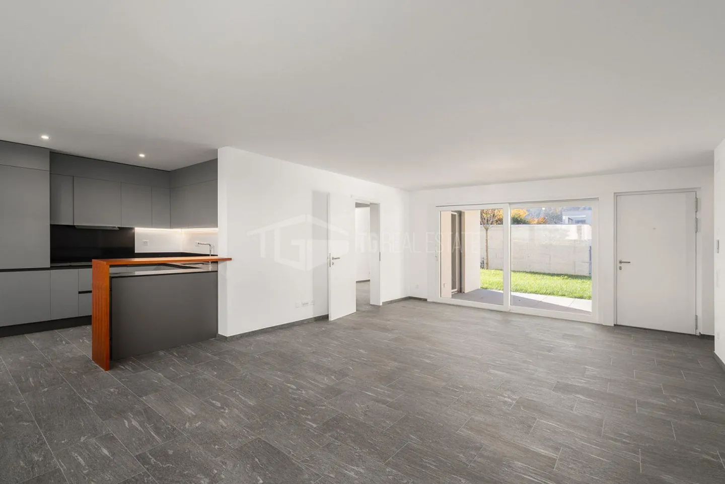 Charming 5.5-Room Villa with Garden - Photo 8 of 13