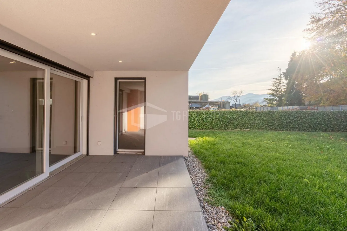 Charming 5.5-Room Villa with Garden - Photo 6 of 13