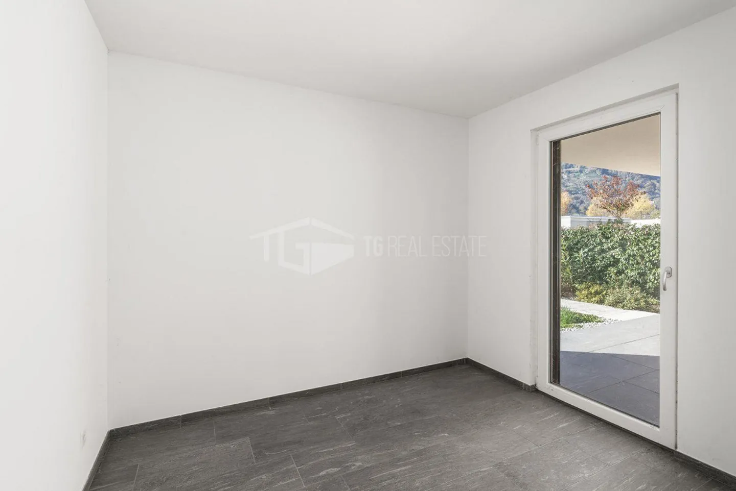 Charming 5.5-Room Villa with Garden - Photo 11 of 13