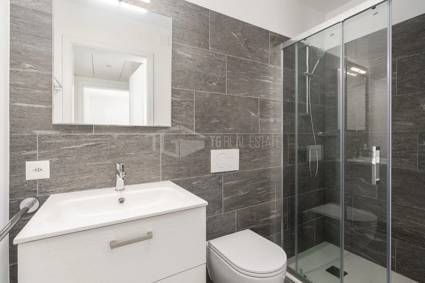 Charming 5.5-Room Villa with Garden - Photo 12 of 13