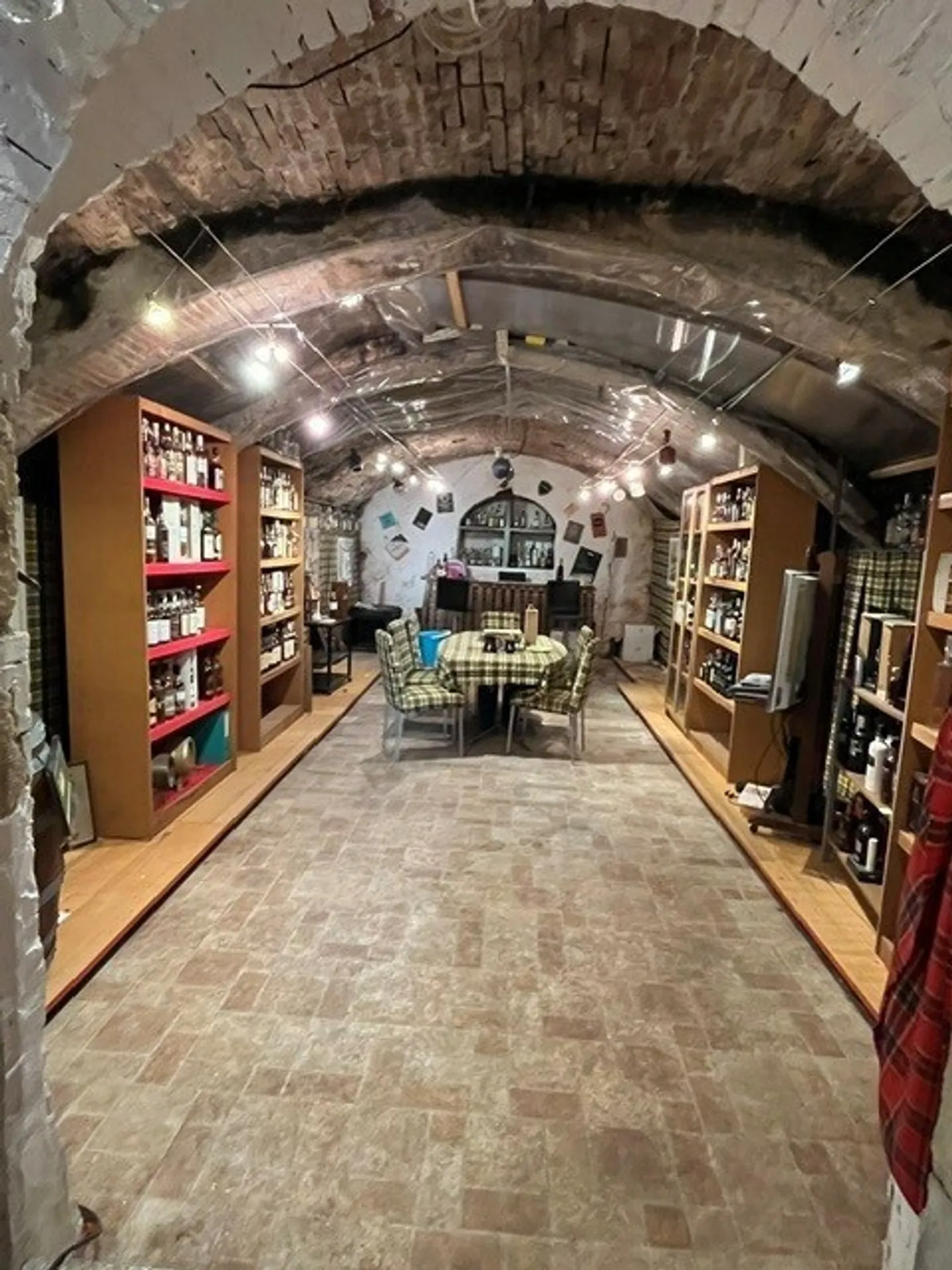 Commercial space for rent on the ground floor - in a central location, near the lake - Photo 2 of 3