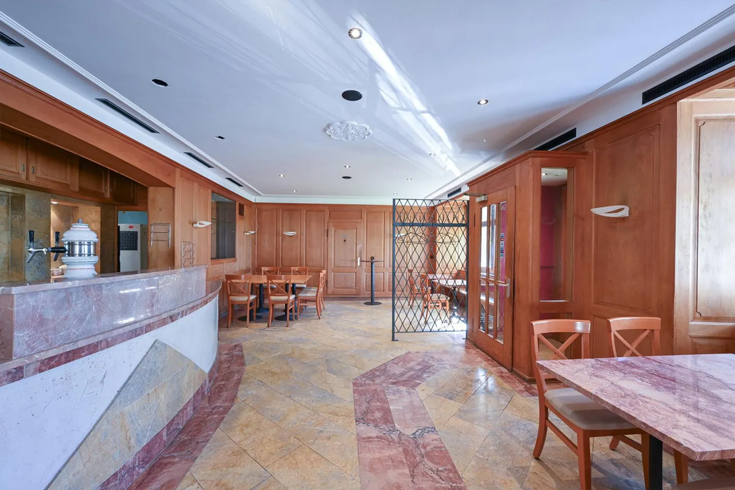 Restaurant with apartments and rooms as well as barn - Photo 2 of 30