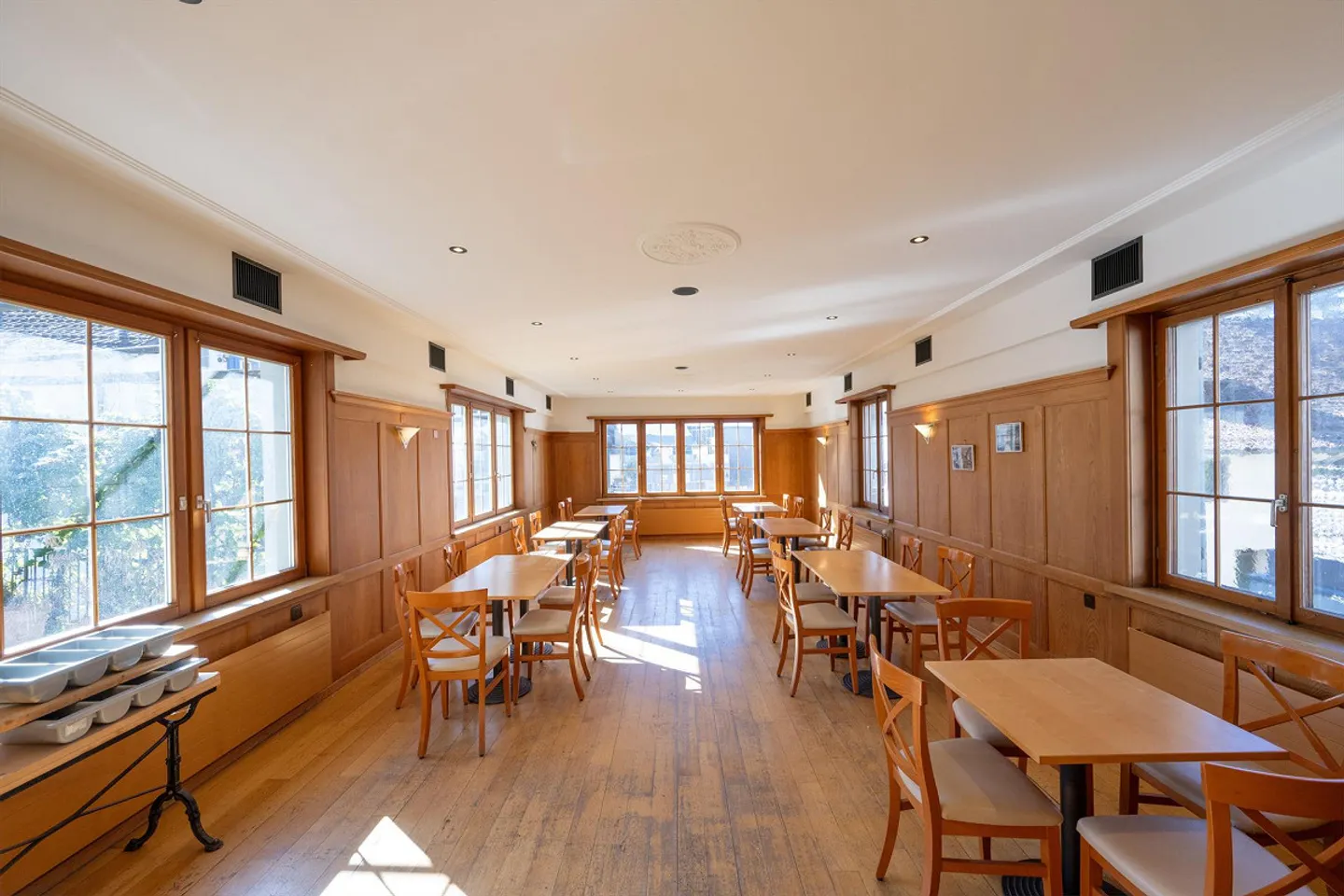 Restaurant with apartments and rooms as well as barn - Photo 4 of 30