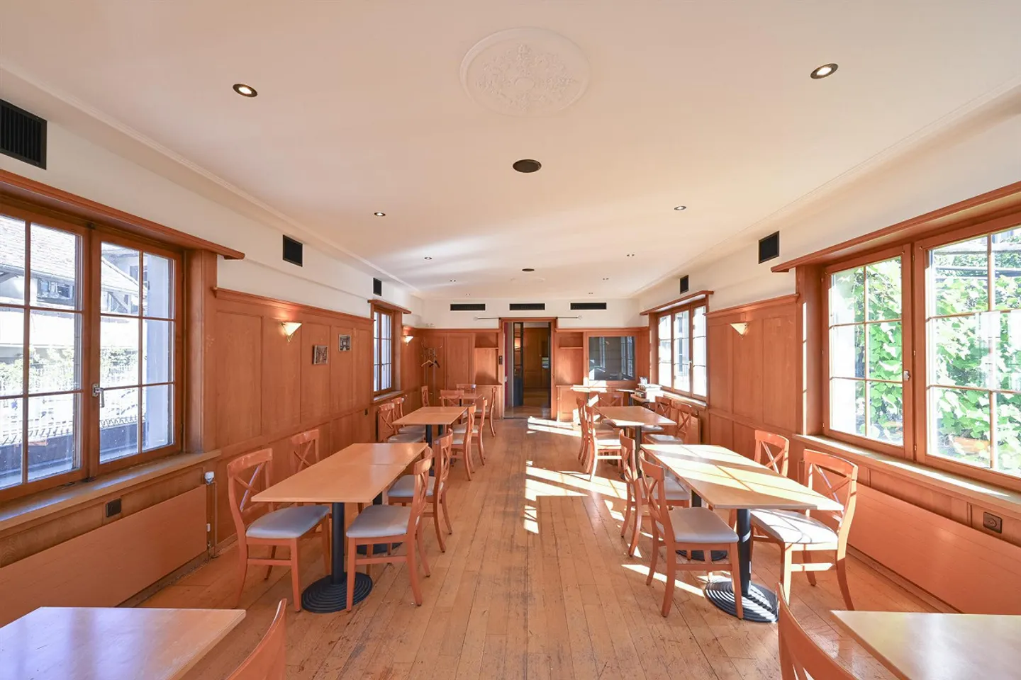 Restaurant with apartments and rooms as well as barn - Photo 6 of 30