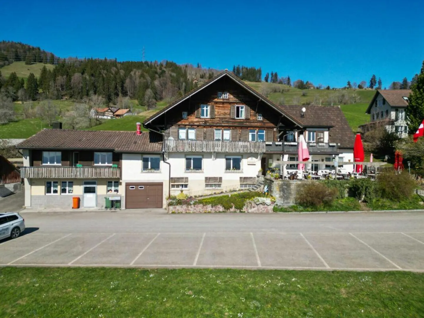 Restaurant with apartments and stables - Photo 3 of 4